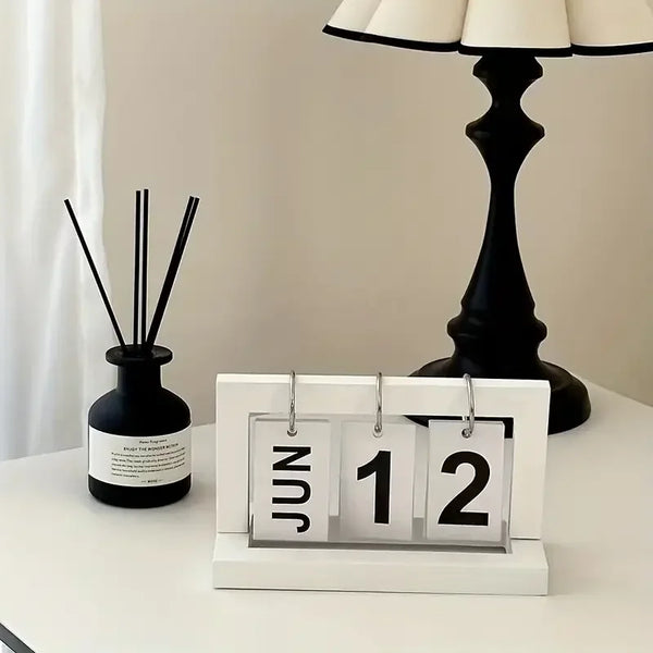 Minimalist Wooden Desk Calendar – Modern Office & Home Decor